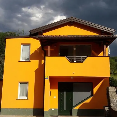 Pocitniska Hisa Country house *