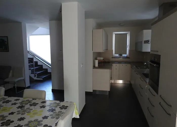 Landhuis Pocitniska Hisa Dobravlje